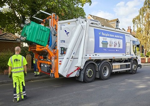 Emptying bins into a bin lorry