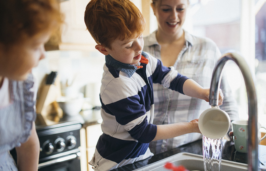 A family washing the dishes